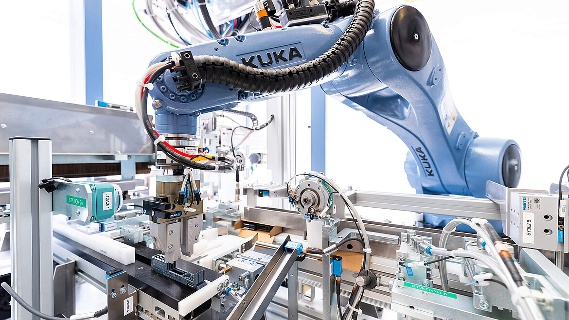 Inspecting a packaging machine with a robot arm