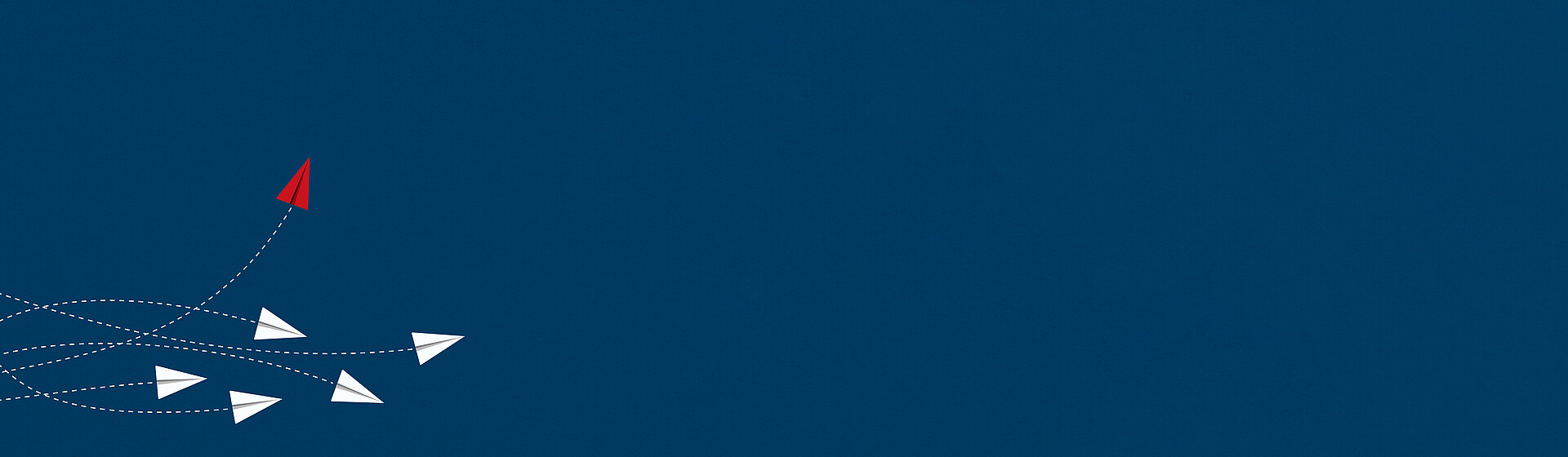 Papierflieger auf blauem Hintergrund