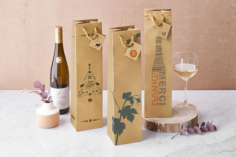 Carrying bags in natural shades with various imprints