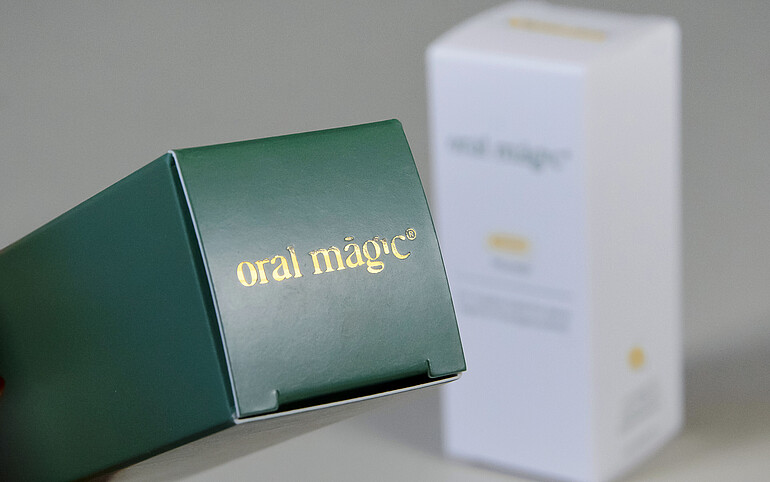 Close-up of the hot foil stamping, which gives the folding box a high-quality feel and appearance. Packaging design (c) digitallotsen GmbH, production & photography (c) Karl Knauer KG