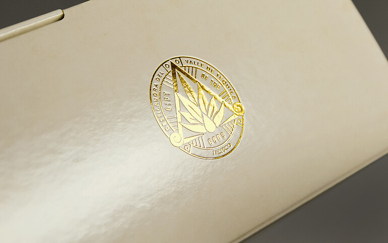 Fine outlines in gold: Hot foil stamping highlights the brand emblem on the top of the Topanito Paloma Set. Karl Knauer advised Perola on the execution of the finishing. © Karl Knauer KG